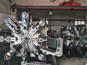 全自動(dòng)成型機(jī)車(chē)間